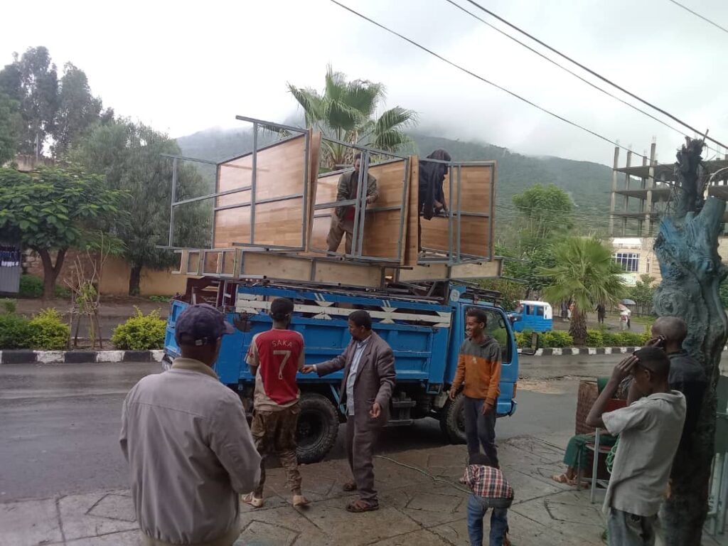 LKW mit neuen Möbeln für die Schulbibliothek in Adwa Tigray