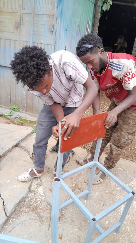 Handwerker bei der Montage der Stühle / LMaat Tigray